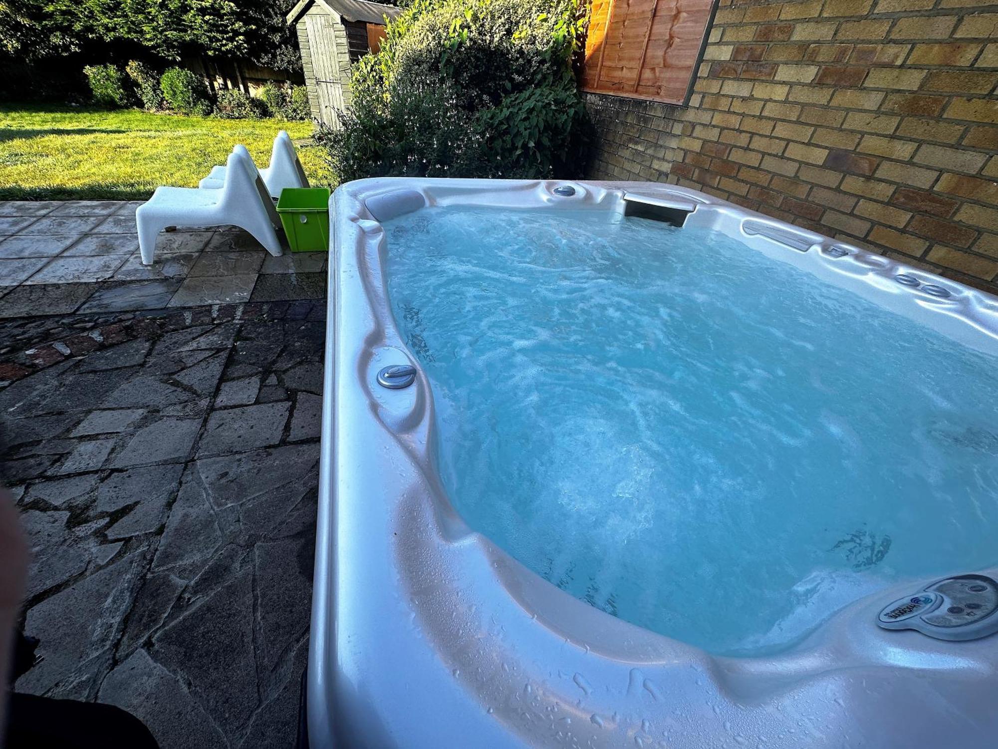 Kennedy Villa - 5 Bedroom House With Hot Tub, Wifi, Free Parkings, Close To Bicester Village Bagian luar foto