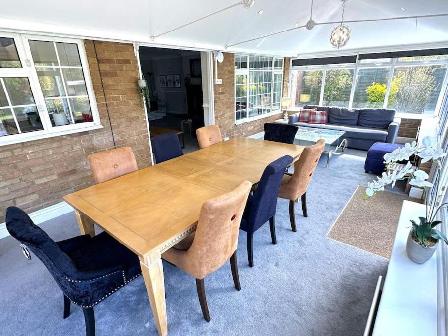 Kennedy Villa - 5 Bedroom House With Hot Tub, Wifi, Free Parkings, Close To Bicester Village Bagian luar foto