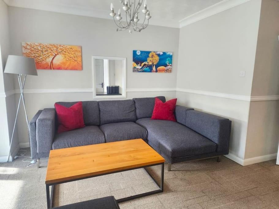 Kennedy Villa - 5 Bedroom House With Hot Tub, Wifi, Free Parkings, Close To Bicester Village Bagian luar foto
